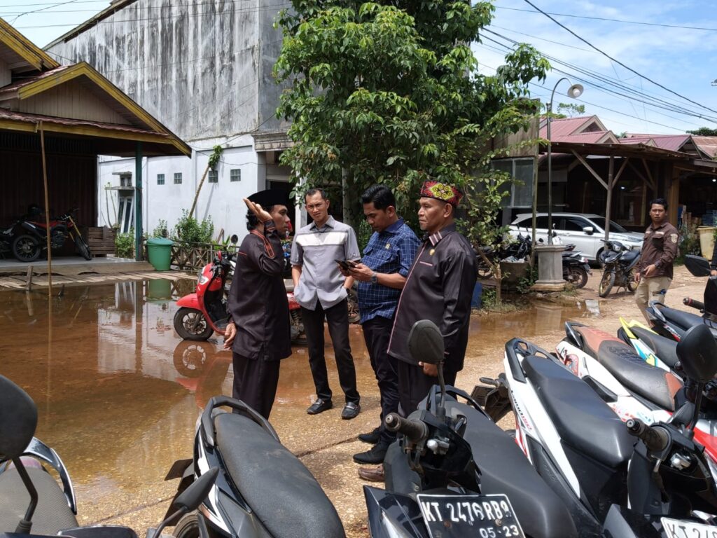 BP40 -  Ketua DPRD Jimmi melakukan peninjauan lokasi paska banjir di Desa Sepaso Induk di Kecamatan Bengalon, Selsa, 4/2/2025. Peninjauan lokasi paskabanjir itu dilakukan Ketua DPRD Jimmi usai menghadiri Pelaksanaan Musyawarah Perencanaan Pembangunan ( Musrebangcam ) Bengalon untuk tahun 2026 mendatang ( Photo: Ruslan/Staf Ahli )