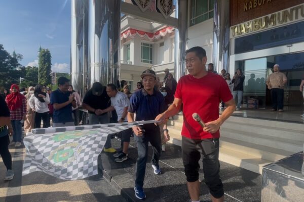 Jalan Sehat & Tenis Meja Meriahkan Awal Agustus di Sekretariat DPRD Kutim