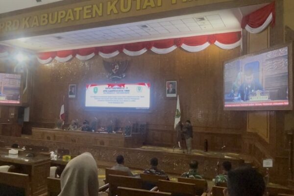 Fraksi-Fraksi DPRD Kutim Sampaikan Pemandangan Umum Raperda Perubahan APBD 2025