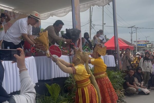 Kirab Budaya HUT Kutai Timur Warnai Jalan Bhayangkara Sangatta, Ketua DPRD dan Bupati Terima Cinderamata dari Peserta